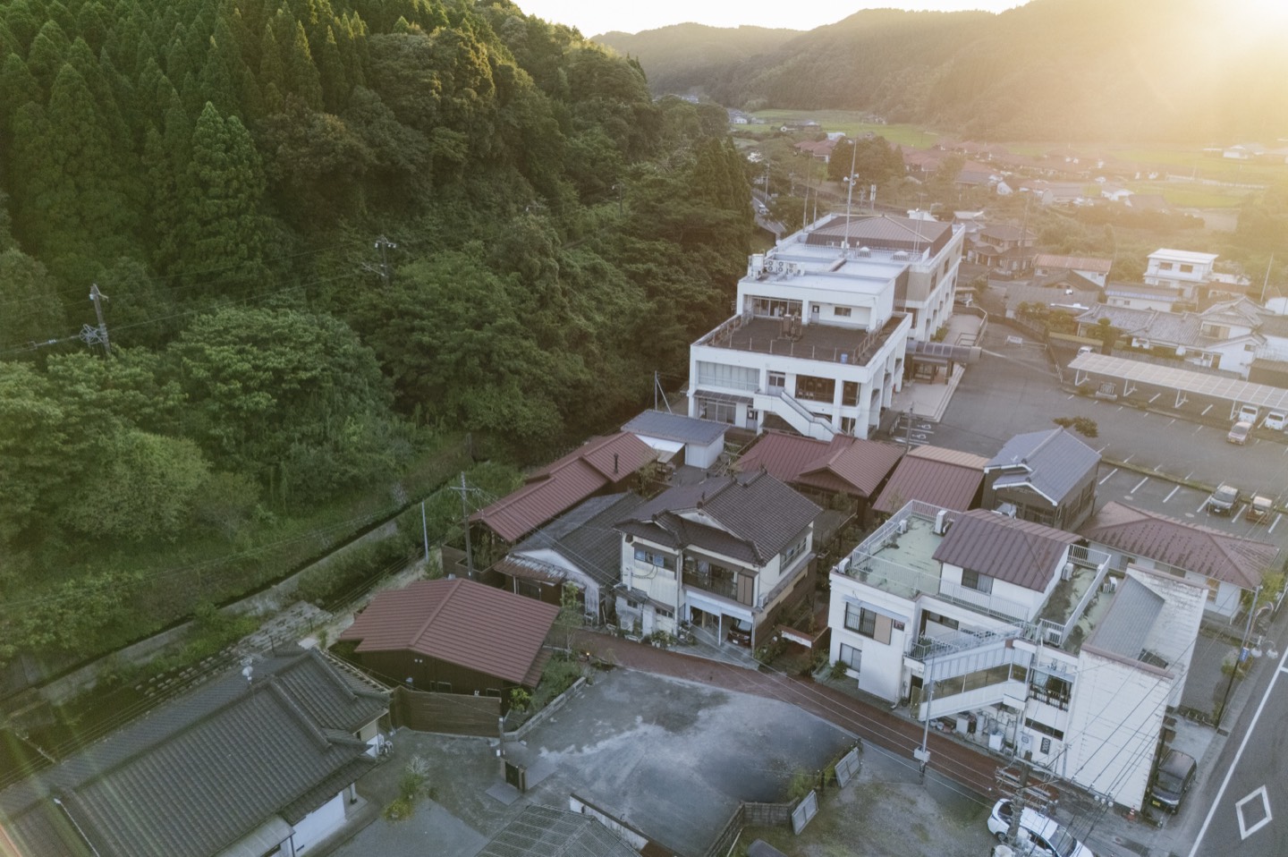 上空から見た霧島神宮駅前の路地とリバーサイドアリー周辺