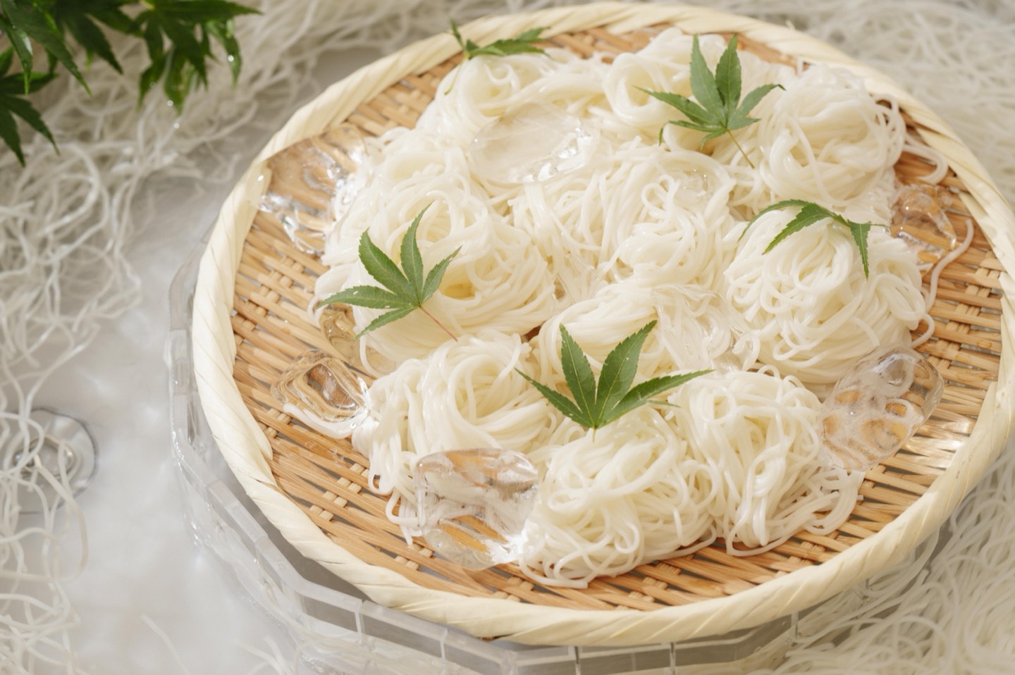 朝食の湯気が立つ共有スペース