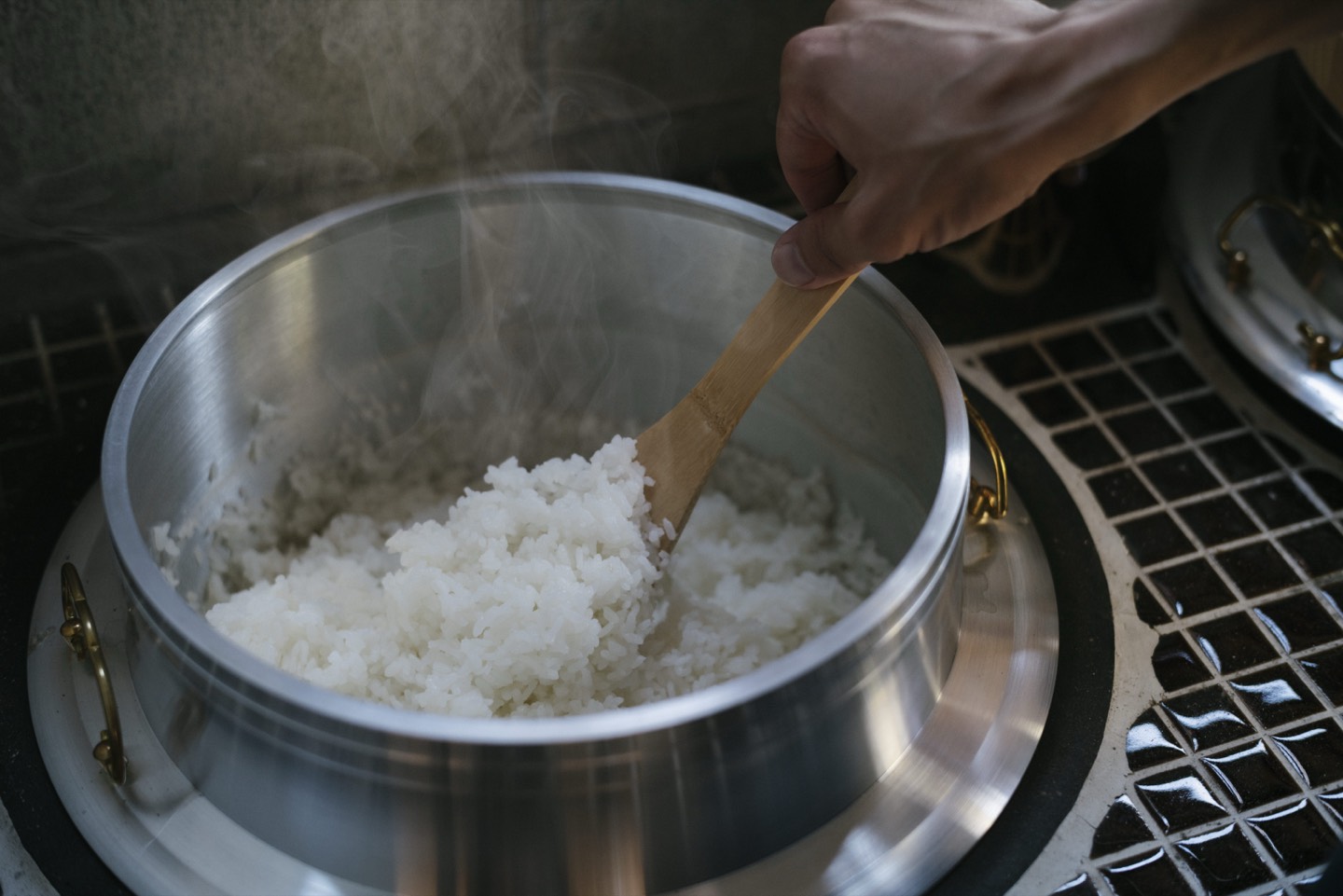 羽釜で炊きあがったご飯をほぐす朝の共有スペース